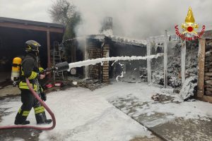 Forno e legnaia a fuoco, intervento dei pompieri <span> (Video) </span>