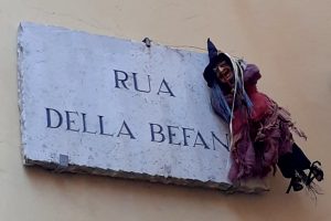 La Befana: tra mito e tradizione, la breve storia della “vecchina” che porta i doni 