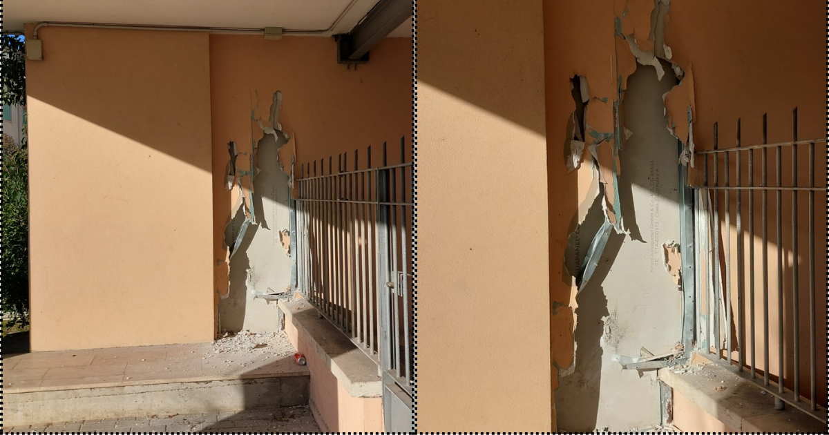 Bomba carta davanti alla scuola, l’esplosione squarcia una parete