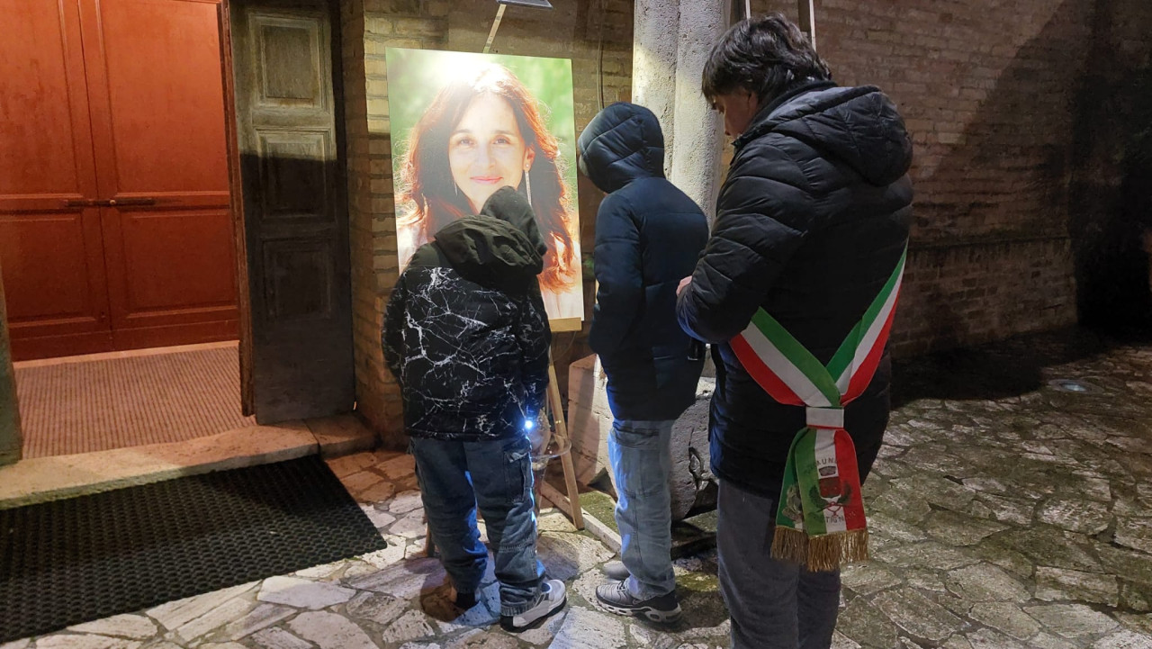 Emanuela, nel nostro cuore i tuoi sorrisi: a Ripaberarda toccante fiaccolata per dire no alla violenza