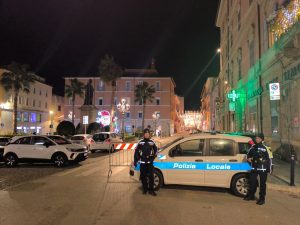 Scomparso da casa, anziano con Alzheimer ritrovato dalla Polizia locale tra la folla del Palio