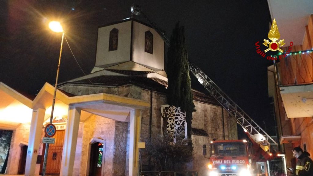 Crocefisso pericolante, intervengono i vigili del fuoco <span> (Video) </span>