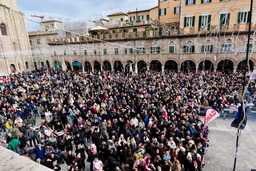 Sold out Piazza del Popolo per la discesa delle Befane, davanti ad oltre 4000 spettatori <span> (Video e foto)