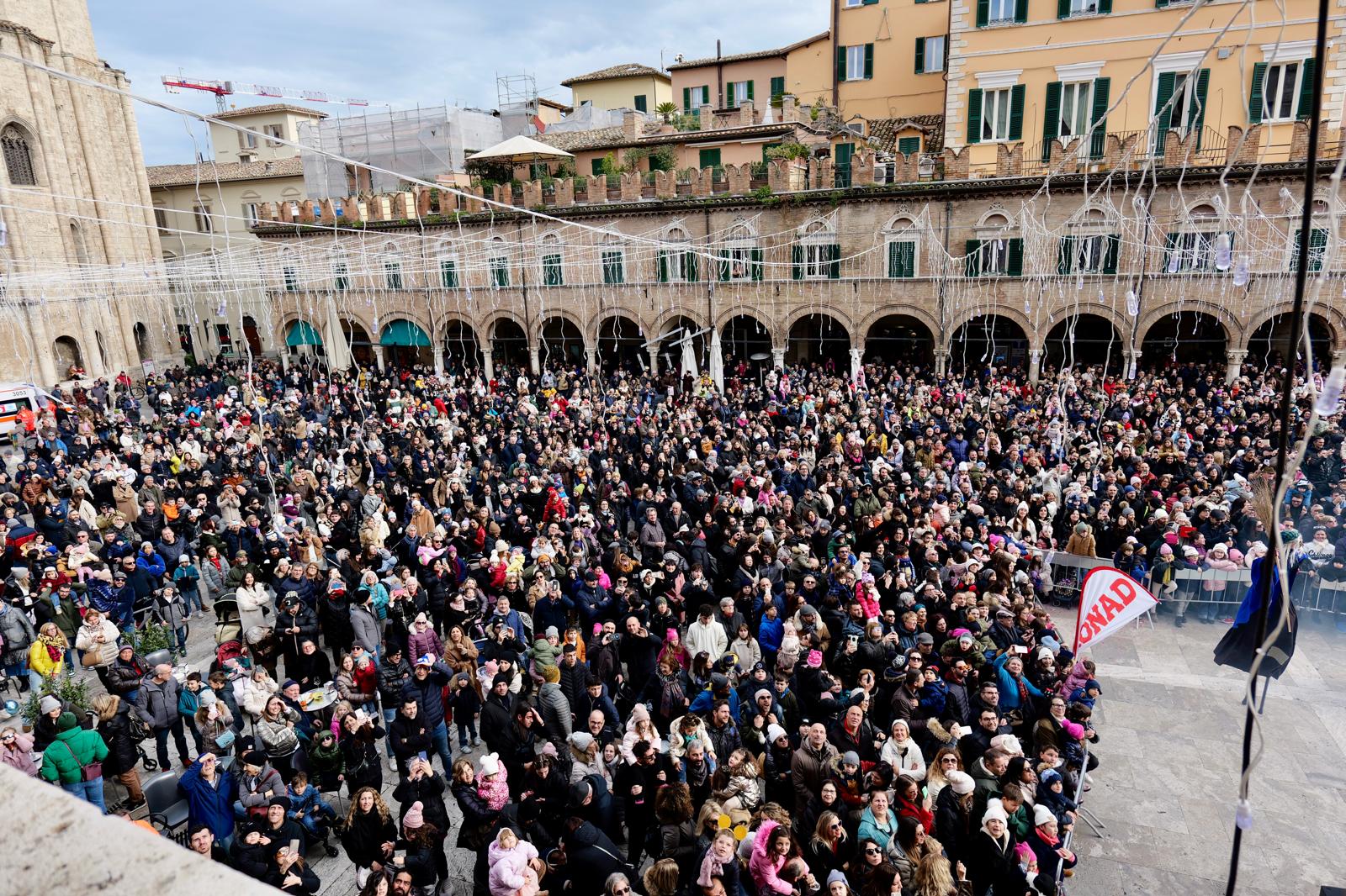 Sold out Piazza del Popolo per la discesa delle Befane, davanti ad oltre 4000 spettatori <span> (Video e foto)