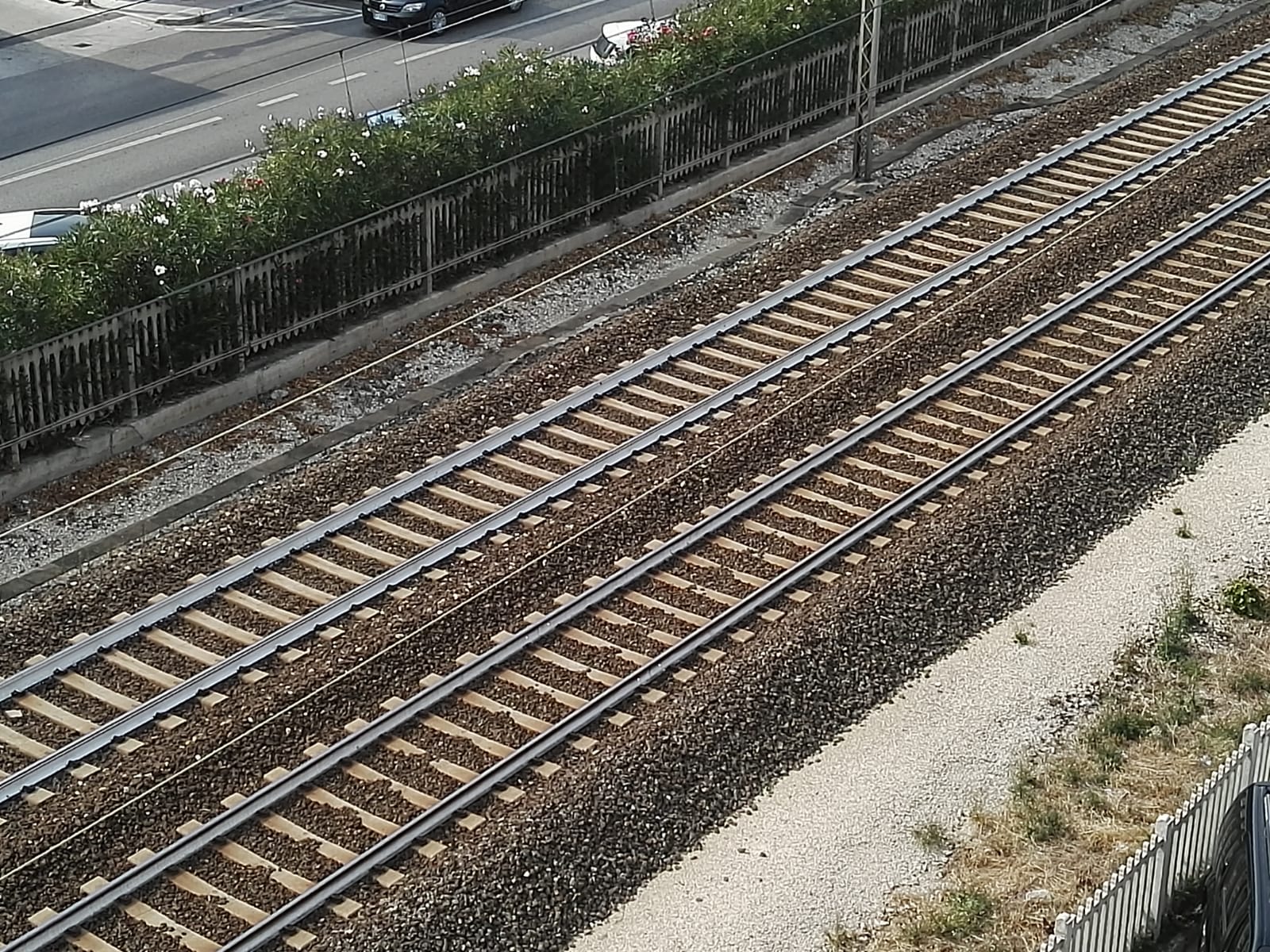 Allarme per un uomo sui binari ma si stava scattando un selfie