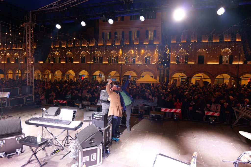 Grande festa in Piazza del Popolo per dare il benvenuto al 2025