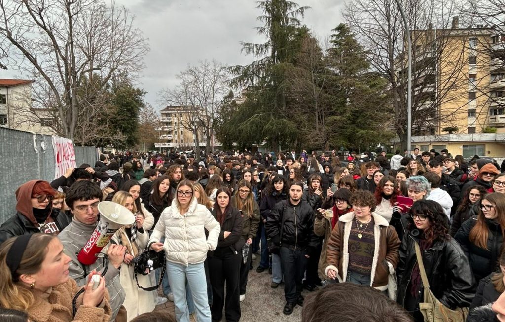 «Freddo, degrado e sicurezza messa a repentaglio»: scatta la protesta degli studenti delle scuole superiori <span> (Video e foto)