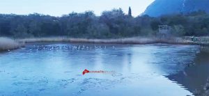 Portonovo, il Grande Lago ghiacciato <br> diventa l’attrazione di Capodanno <span> (Video) </span>