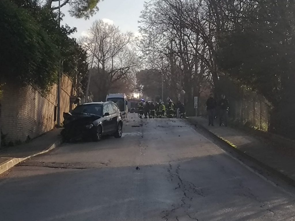 Sbanda con l’auto e abbatte una colonnina, <br> due morti e maxi fuga di gas. <br> Il Comune: «Non uscite di casa» <span> (Video) </span>