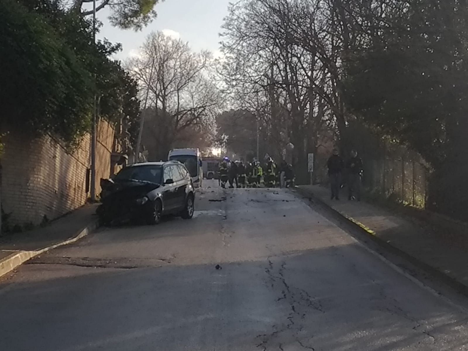Sbanda con l’auto e abbatte una colonnina, <br> due morti e maxi fuga di gas. <br> Il Comune: «Non uscite di casa» <span> (Video) </span>