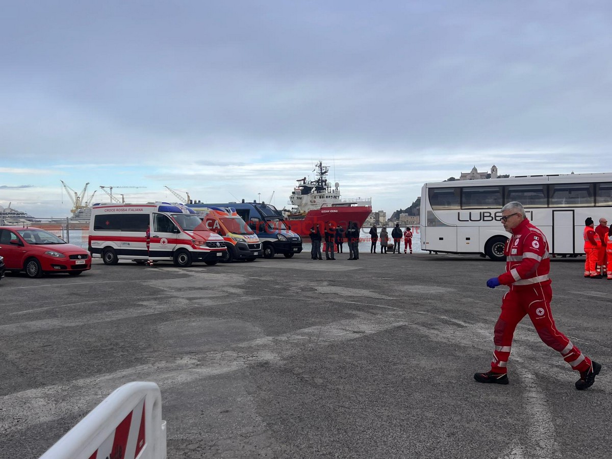 La Ocean Viking al porto di Ancona con 111 migranti