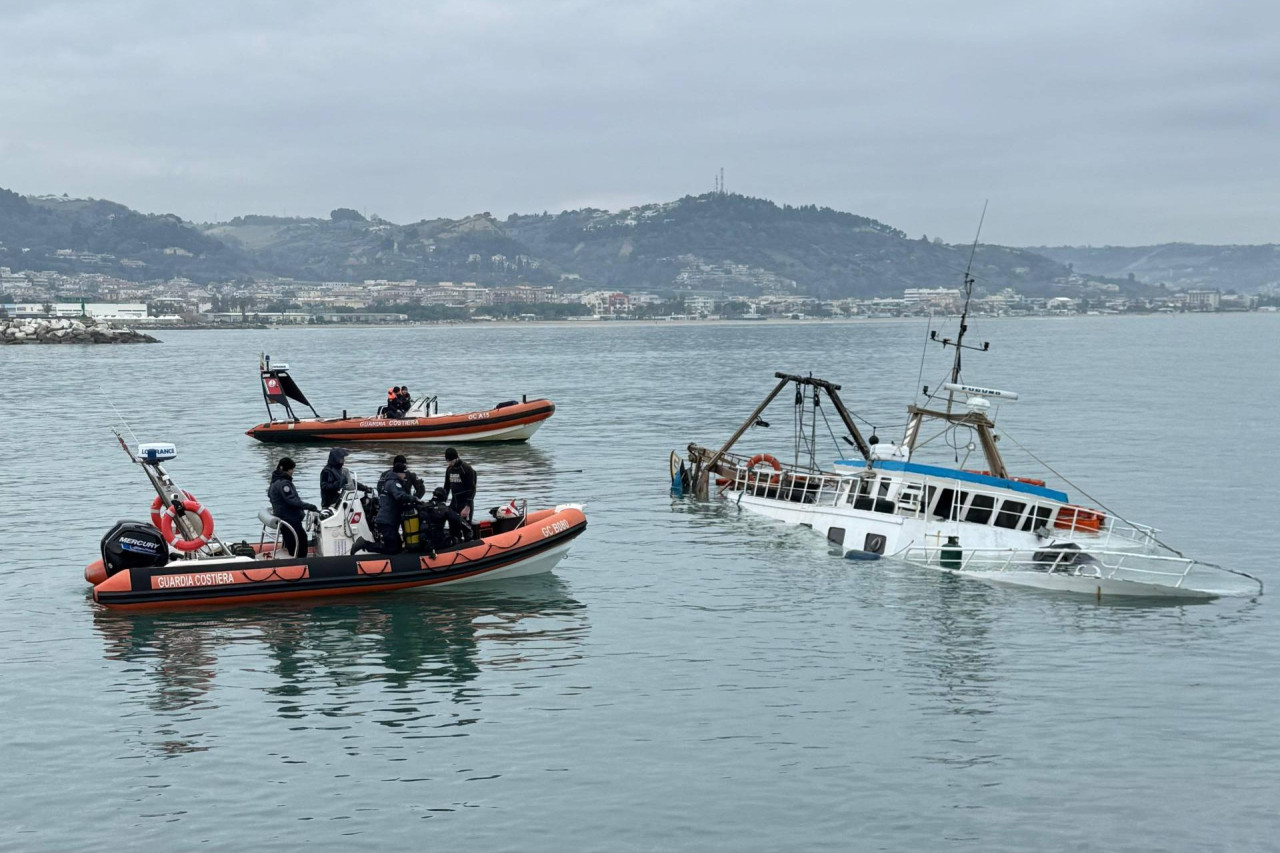 Peschereccio affondato, a bordo circa 3.000 litri di gasolio