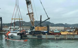 Affonda peschereccio al porto: in corso le operazioni di recupero <span> (Video e foto)