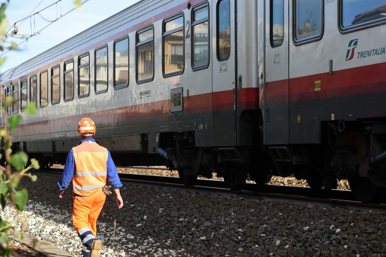 Tragedia nella notte, giovane precipita sulla ferrovia e muore