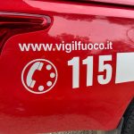 Perde il controllo della vettura, si cappotta e centra una casa