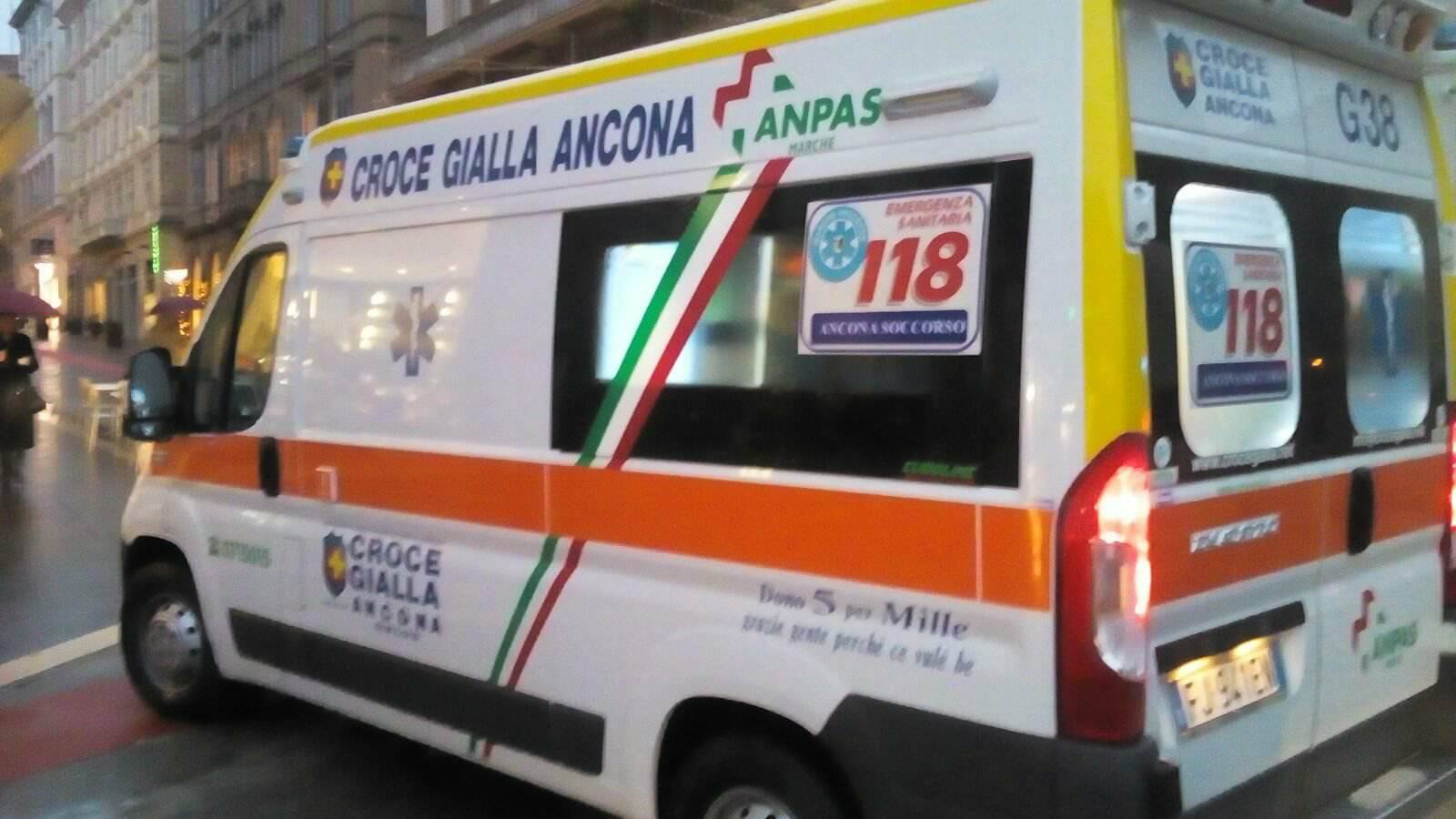 Ha un infarto in libreria: defibrillato, 59enne grave a Torrette