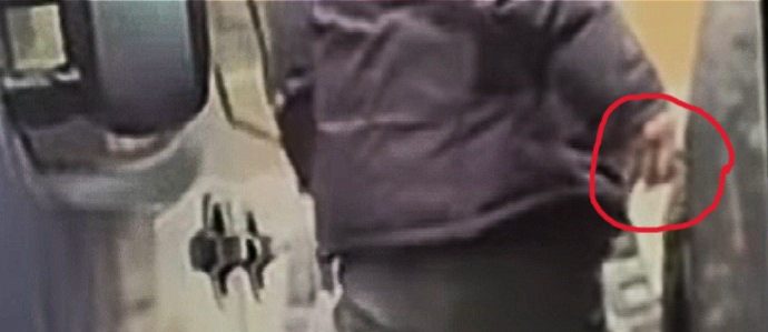 Atti di vandalismo in centro: arredi dei bar divelti, bidoni a terra e auto rigate