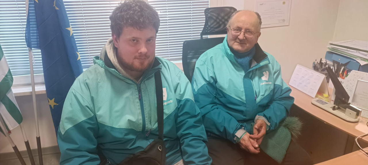 A 65 anni perde il posto e si reinventa: «Ora faccio consegne a domicilio, lavoro con mio figlio fino a mezzanotte»