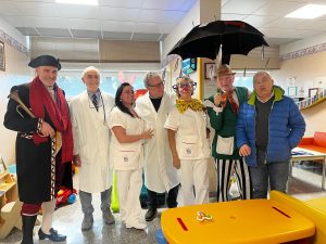 Carnevale, le maschere storiche visitano il reparto di pediatria del “Mazzoni”