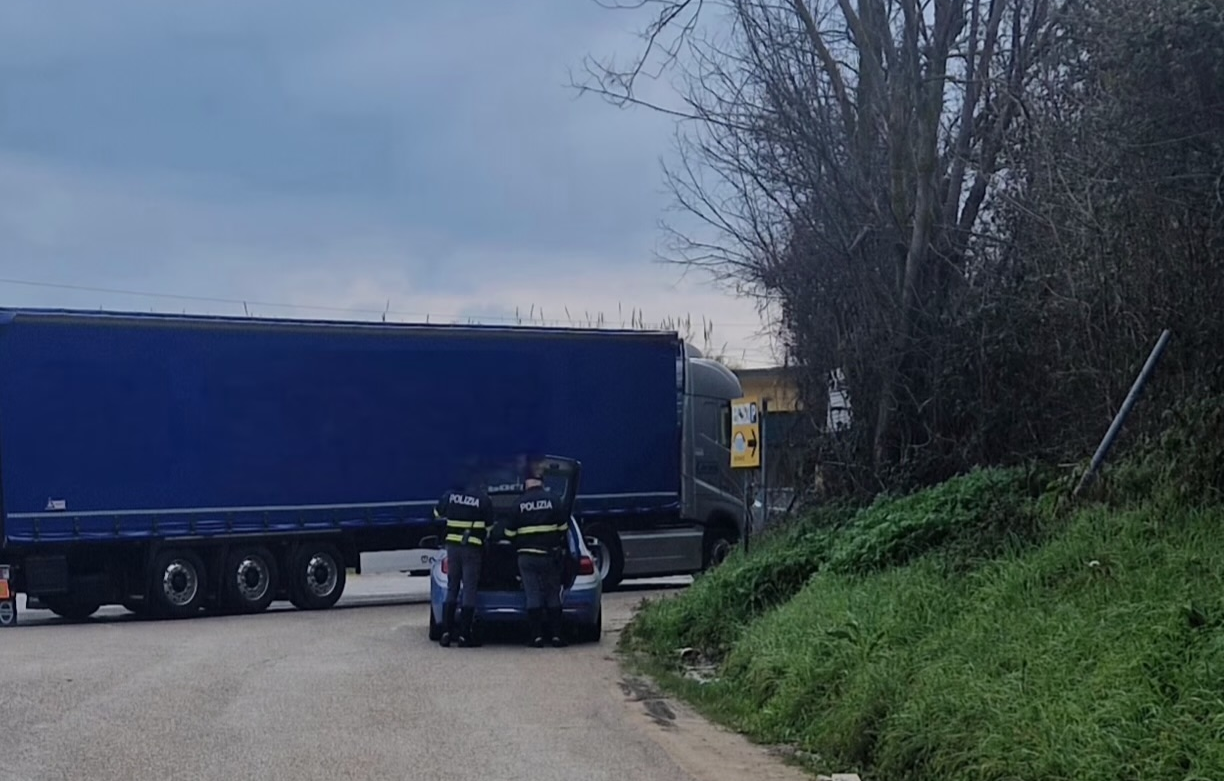 A zig zag sulla Statale 78, camion fermato dalla Stradale: il conducente è ubriaco