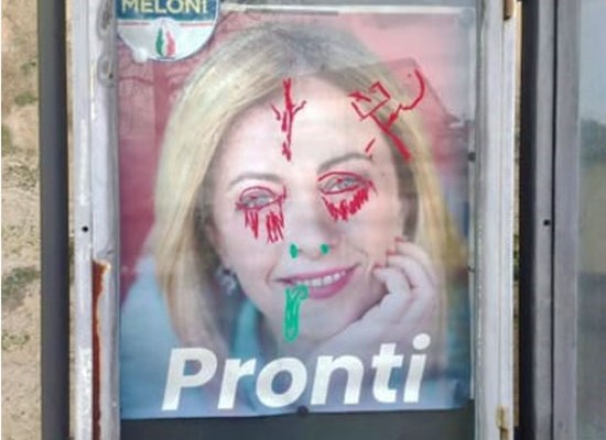 Vandali imbrattano foto di Giorgia Meloni <br> nella bacheca di Fratelli d’Italia: <br> «E’ il frutto del clima d’odio»