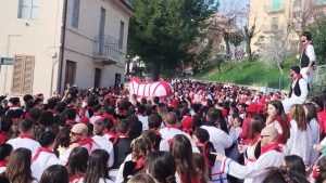 “Bove finto”, la tradizione si rinnova: in migliaia ad Offida