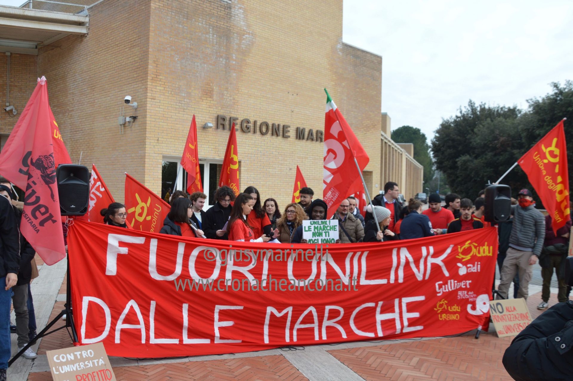 Link University, protesta in Regione. <br> Studenti e Cgil al governatore Acquaroli: <br> «No alla privatizzazione dell’istruzione» <span> (Fotovideo) </span>