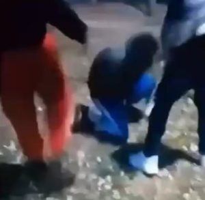 Minorenne picchiato dal “branco”, <br> l’aggressione ripresa col cellulare <span> (Video) </span>