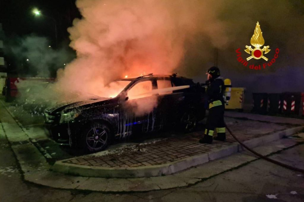 Due auto in fiamme nella notte a Grottammare <span> (Video)