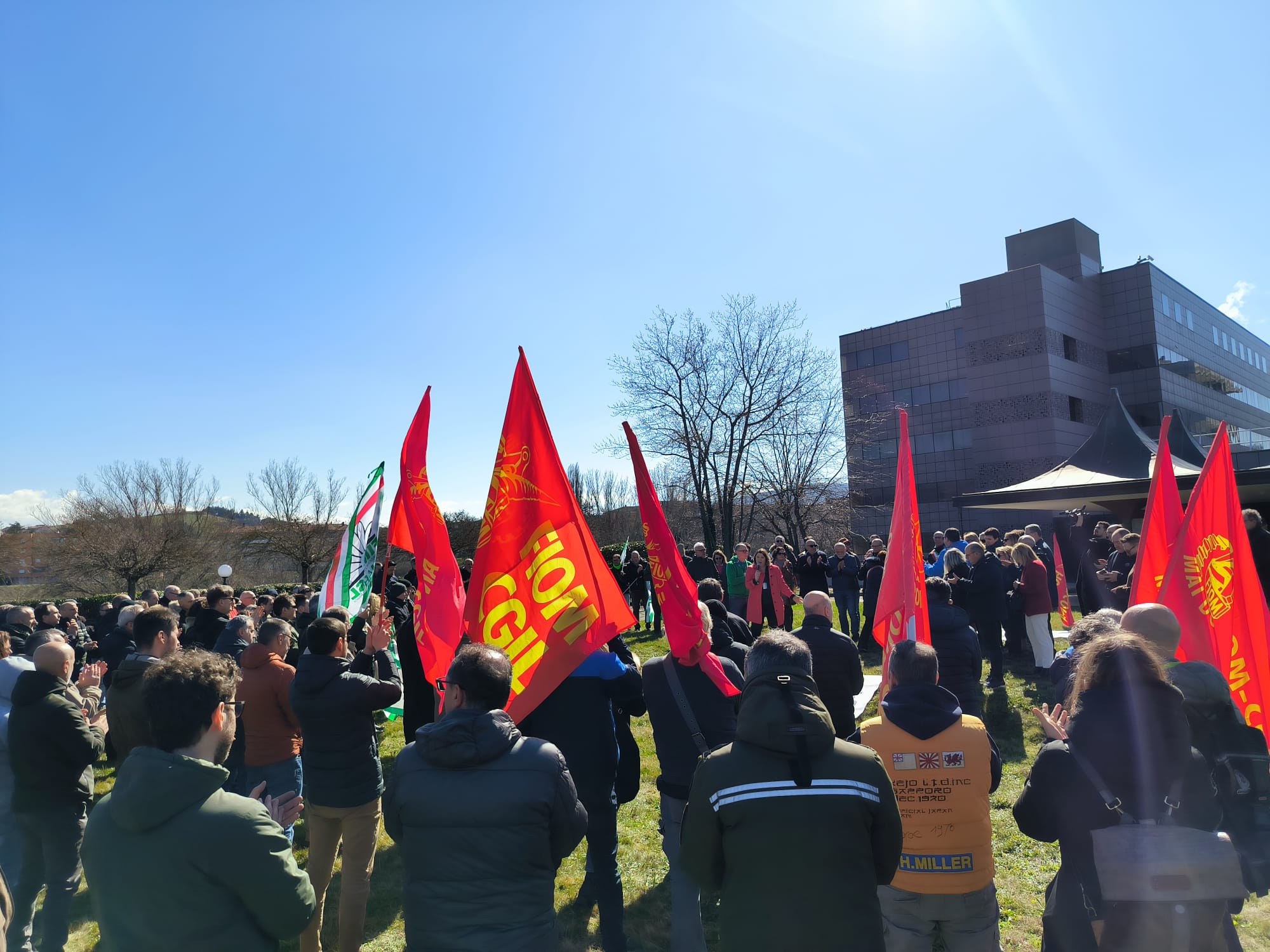 Beko, sciopero di impiegati <br> e lavoratori: «Arrivato un segnale <br> di grande coesione del territorio»  <span> (Foto) </span>