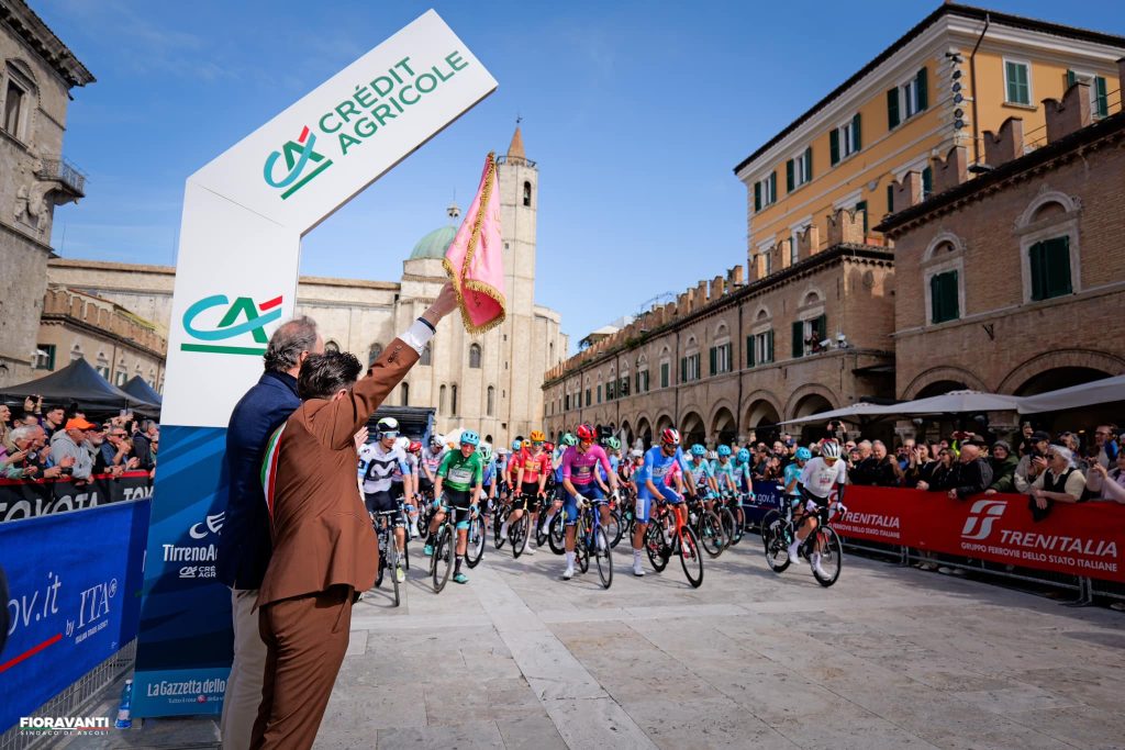Tirreno-Adriatico, partenza da piazza del Popolo. Ganna: «Qui è una meraviglia» <span> (Video e foto)
