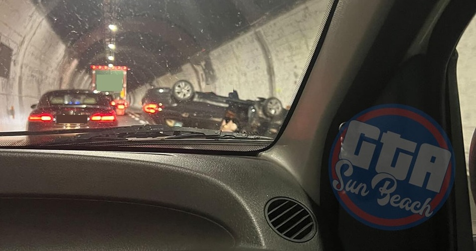 Autostrada, incidente in galleria: auto ribaltata, due feriti