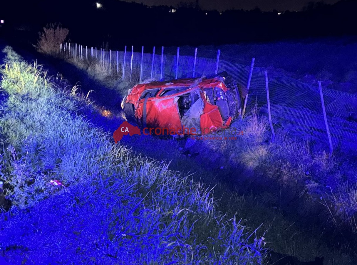 Schianto in A14, si ribalta nella scarpata: auto distrutta e 36enne a Torrette
