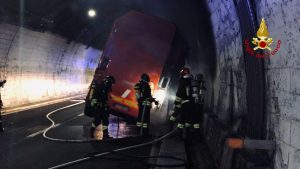 A14, camion in fiamme: l’autista stacca la motrice ed evita il peggio (Video e foto)