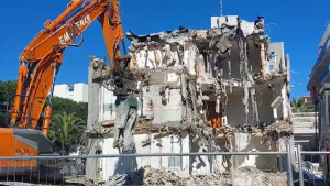 Abbattuto il Residence Mediterraneo: al suo posto una palazzina residenziale <span> (Video)