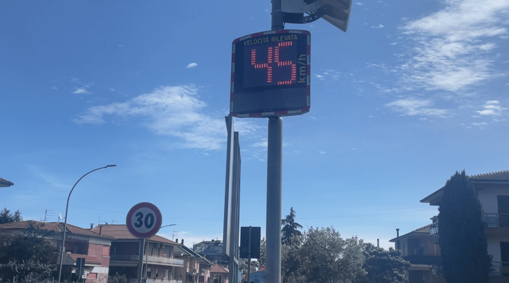 I dissuasori di velocità non dissuadono gli automobilisti: limite di 30 km/h troppo basso o installazioni poco utili?