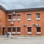 Si ubriacano con frutta fermentata e aggrediscono 5 agenti: tensione nel carcere