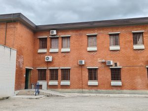 Si ubriacano con frutta fermentata e aggrediscono 5 agenti: tensione nel carcere  
