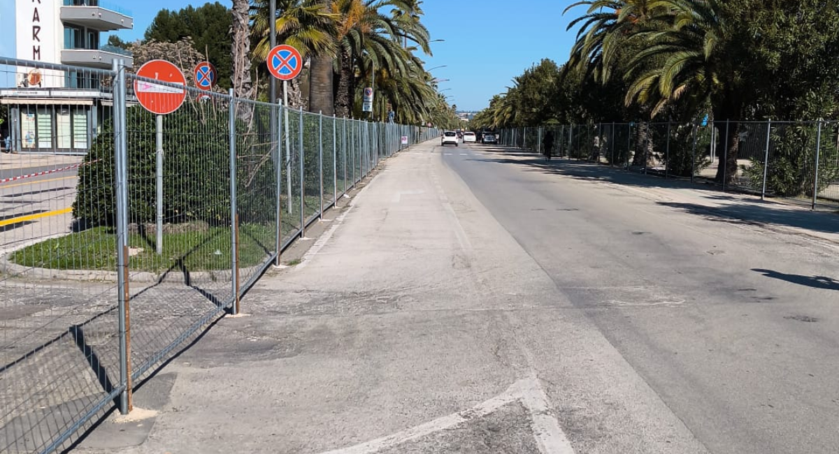Lungomare sbarrato e senza passaggi: «Impossibile arrivare qui e perfino buttare i rifiuti»