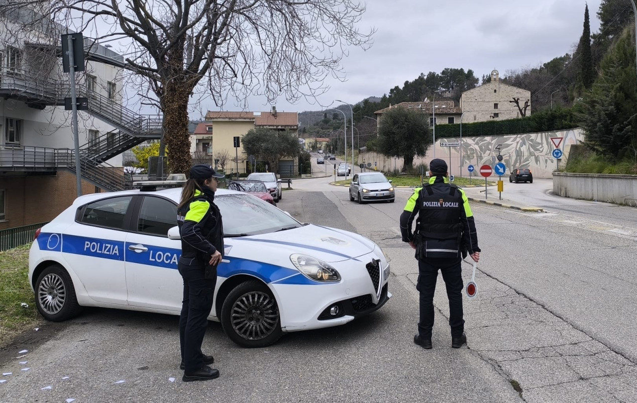 Ubriaco al volante semina il panico a Porta Cappuccina: denunciato 50enne