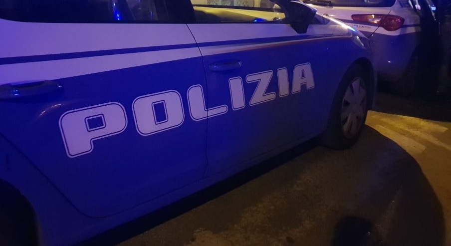 Fermato dalla polizia: in auto ha roncola, coltello a serramanico e hashish