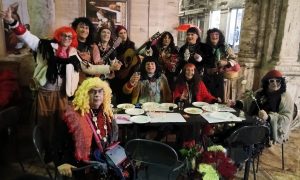Sabato di Carnevale con la pioggia, ma la mitica “raviolata” non molla (Video e foto)