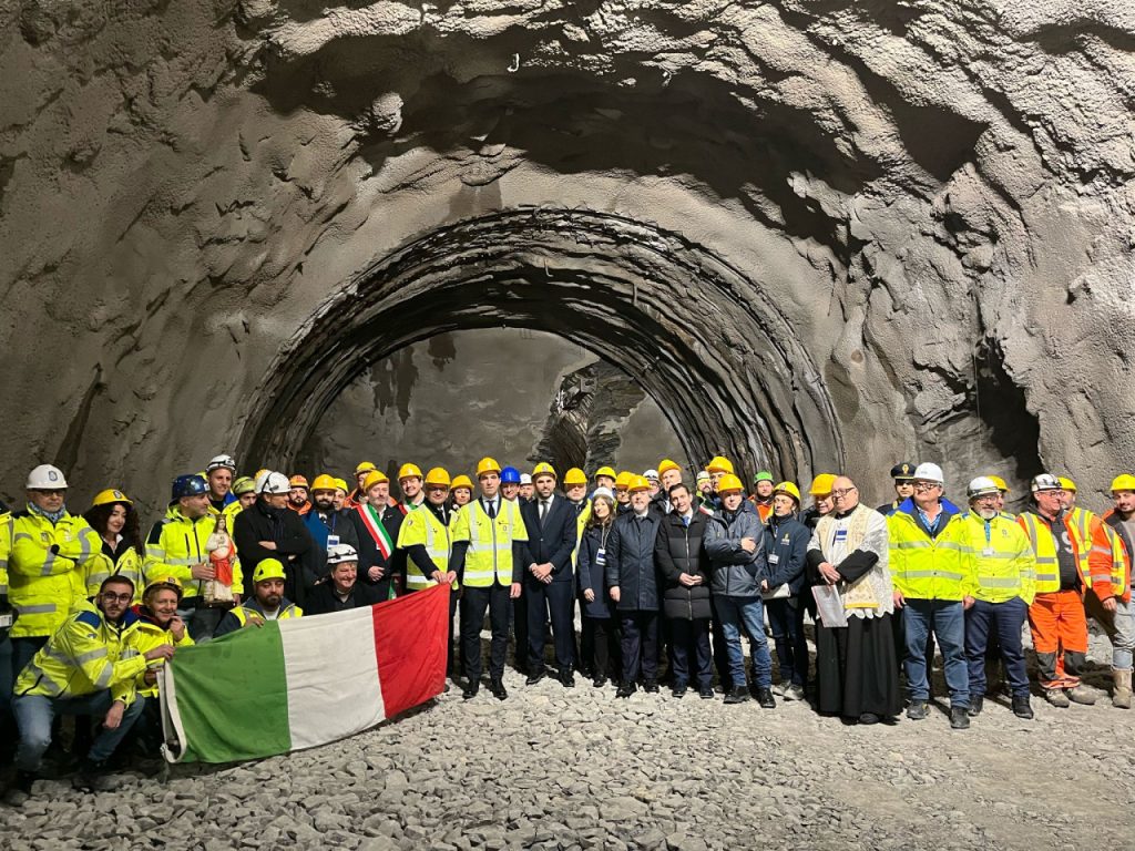 Variante Salaria, completato lo scavo della galleria “Trisungo”: «Per la fine dell’anno consegneremo l’opera» <span> (Video e foto)