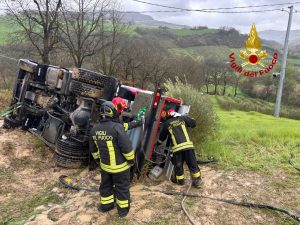 Cisterna ribaltata, terminate le operazioni per bruciare in torcia il gpl (Video) Cisterna ribaltata, terminate le operazioni per bruciare in torcia il gpl (Video)