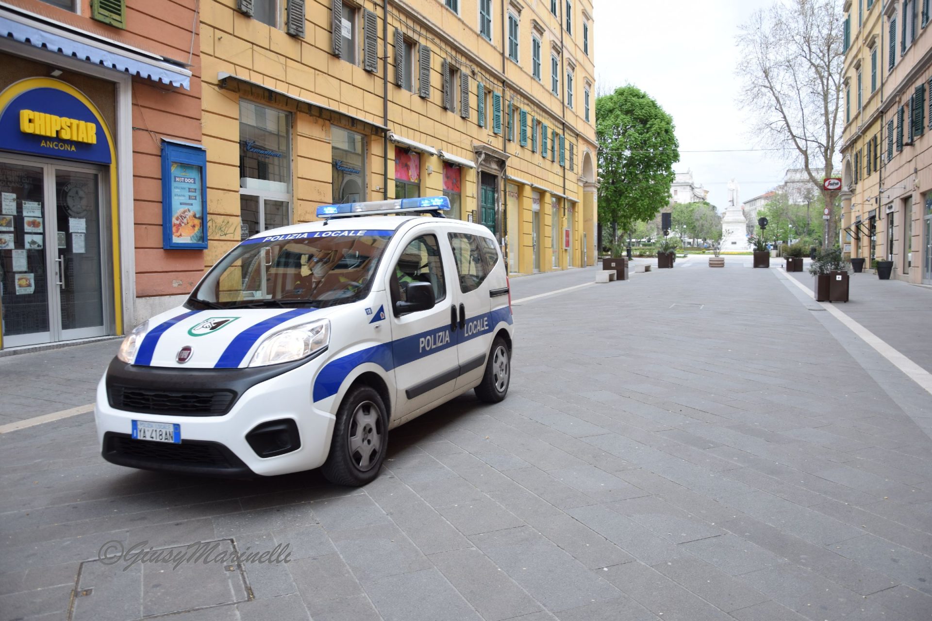 Minacce di morte in cambio di soldi, 13enne chiede aiuto in strada: <br> «Un mio coetaneo mi perseguita»