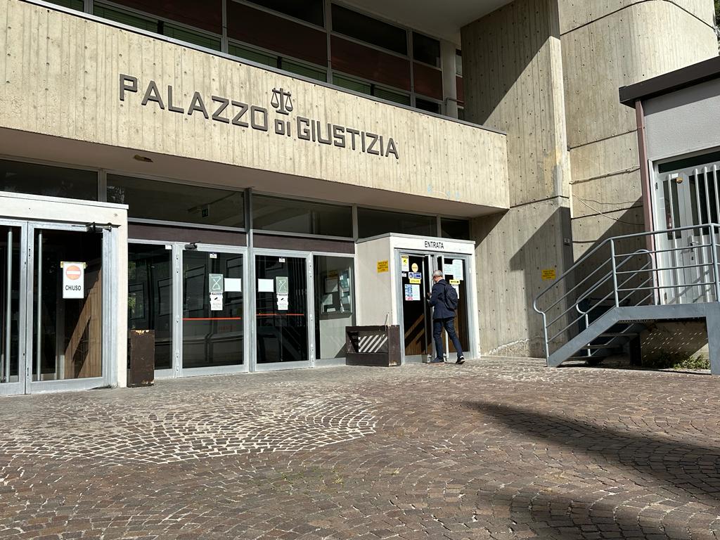 Atti di autoerotismo <br> davanti a una ragazza