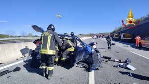 Contromano in A14, <br> schianto tra due auto, un morto