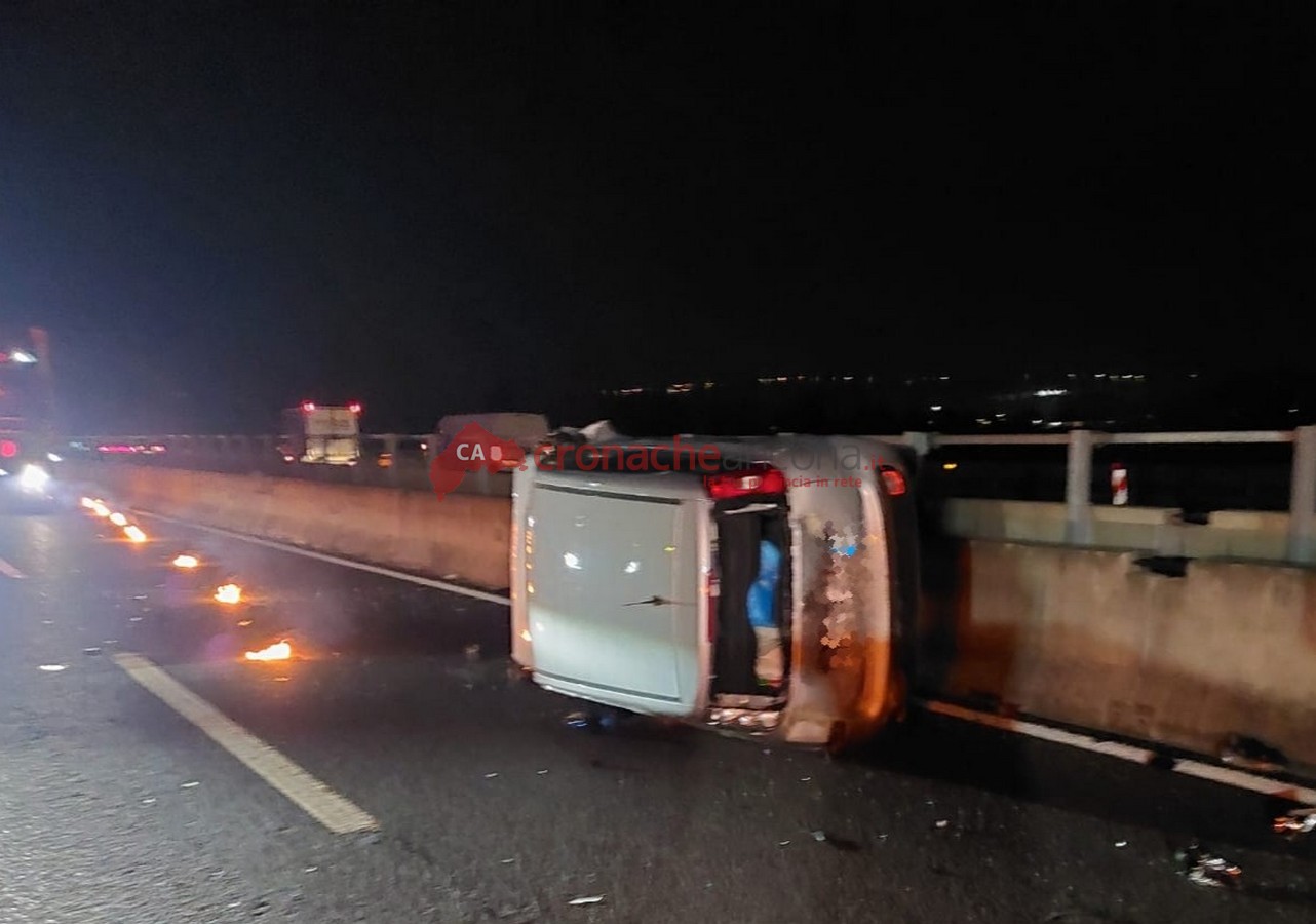 Incidente in A14, si ribalta con l’auto