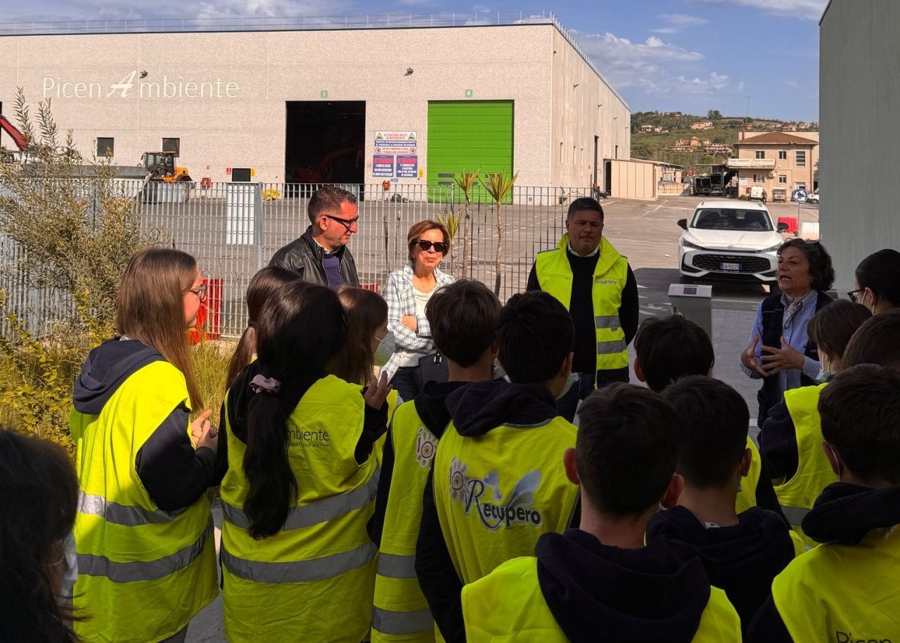 Studenti in visita all’impianto PicenAmbiente: «Riciclare è bene, separare è meglio»
