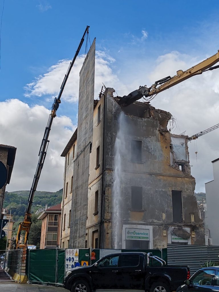 Alla piazzetta delle Caldaie tutti col naso all’insù per lo ‘spettacolo’ della demolizione di un edificio <span> (Video)